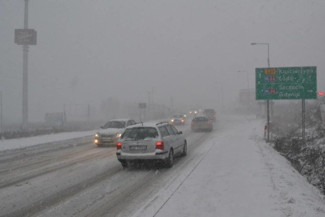 W momencie najsilniejszych śnieżyc widoczność na drogach była minimalna (na zdj. węzeł Kowale)