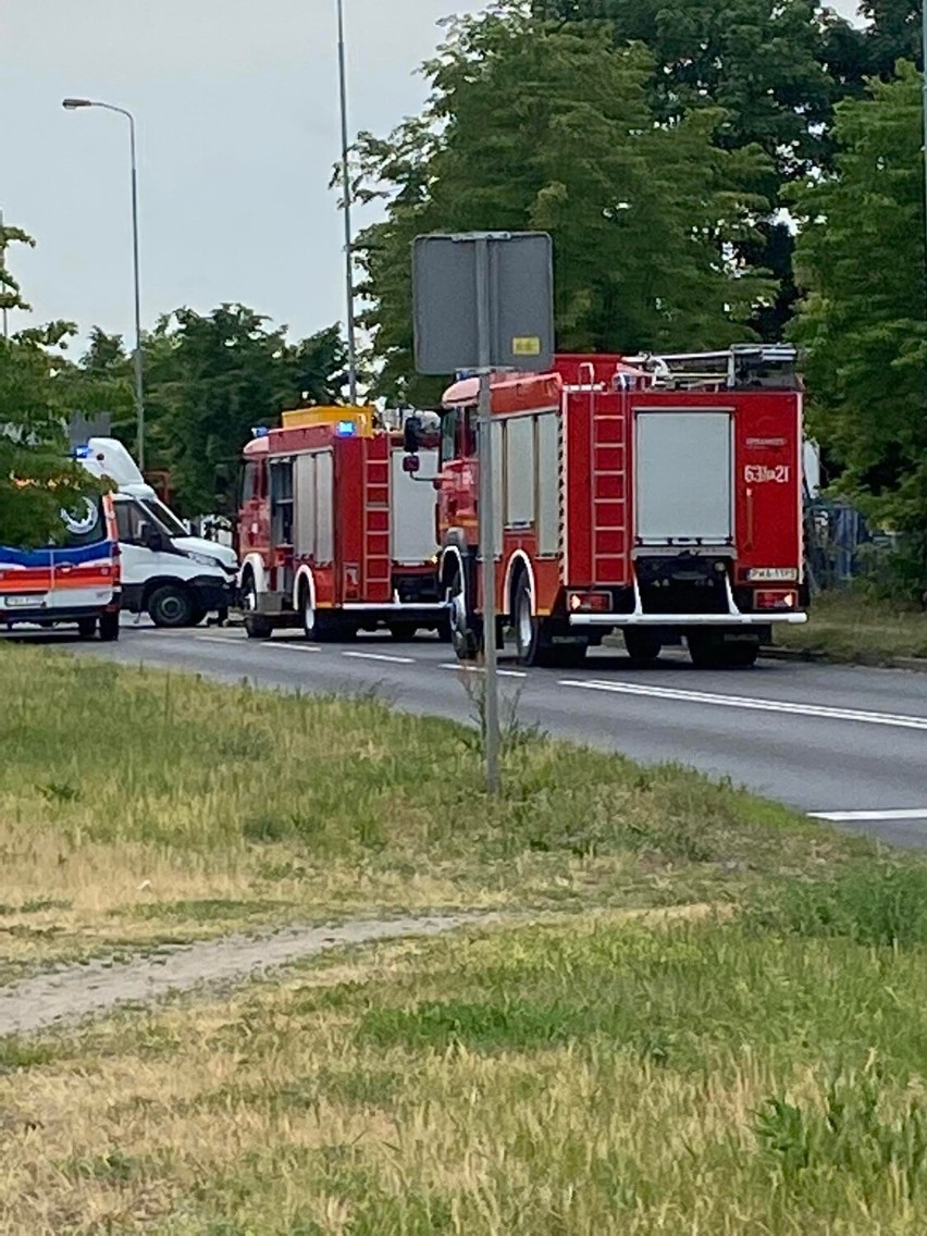 Wypadek w Wągrowcu. Zderzyły się dwa samochody. Obwodnica miasta była zablokowana. Kara spotka obu kierowców?