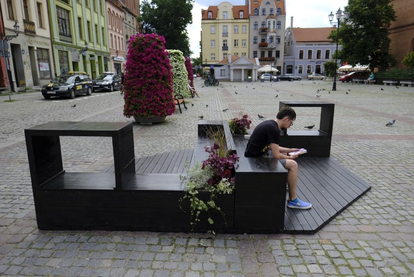 Toruń - nowe parklety na Starym Mieście na rynku