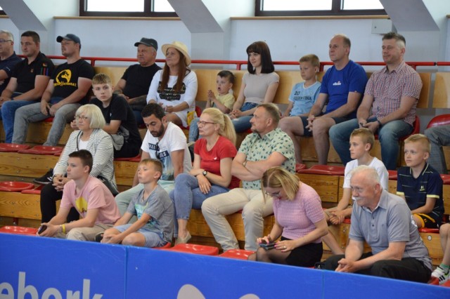 W niedzielne popołudnie 28 maja w hali miejskiej w Lęborku drużyna Poltarex Pogoni Lębork rozegrała pierwszy mecz barażowy o awans do LOTTO Superligi. Rywalem była drużyna UKS Piasta Poprawy Ostrzeszów