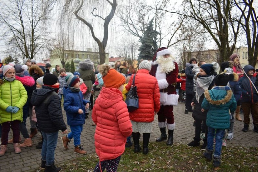 Dzieci wspólnie dekorowały świąteczną choinkę w Dobrzyniu nad Wisłą [zdjęcia]