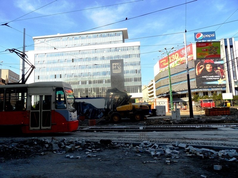 Tramwaj nr 16 jeździ przez plac budowy, nowa trasą [FOTO]