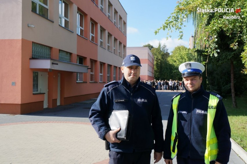 Policjanci odprowadzają dzieci do szkoły [ZDJĘCIA]