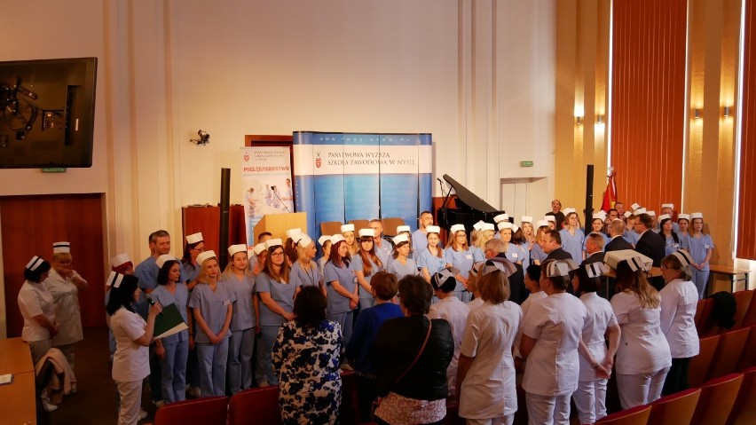 Czepkowanie studentów pielęgniarstwa PWSZ w Nysie. Dostali symbol swojego zawodu