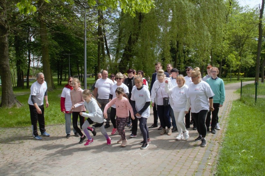 Biegi Trzeźwości w brzezińskim parku miejskim. Ścigali się członkowie Abstynenckiego Klubu "Viola"