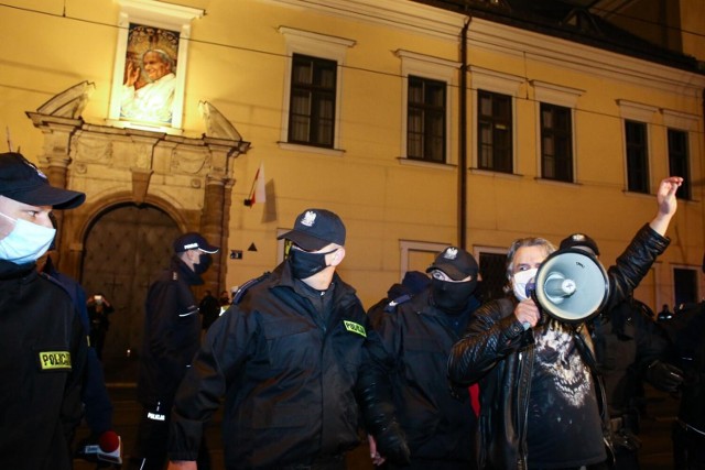 Ks. Łukasz Michalczewski zwraca uwagę, że systematycznie są organizowane manifestacje pod krakowską Kurią.