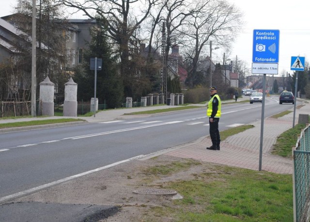 Strażnicy z gminy Suchań od ponad roku używają fotoradaru. Niejeden raz kierowcy mieli do nich pretensje, że urządzenie stawiane jest za ogrodzeniem i przez to słabo widoczne zza szyby nadjeżdżającego samochodu.