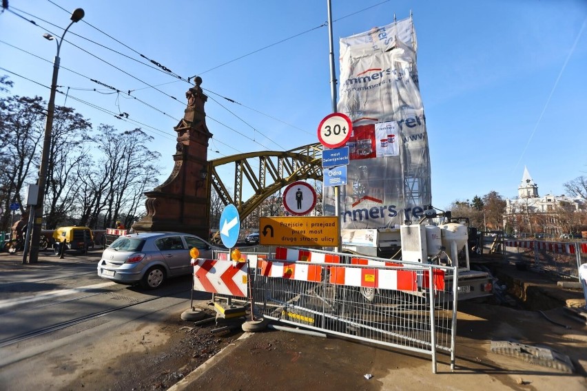 Most miał być gotowy w sierpniu. Następnie w listopadzie, a...