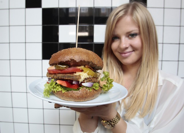 Smaczny Szczecin: Zobacz, jak zrobić zdrowego hamburgera [przepis]