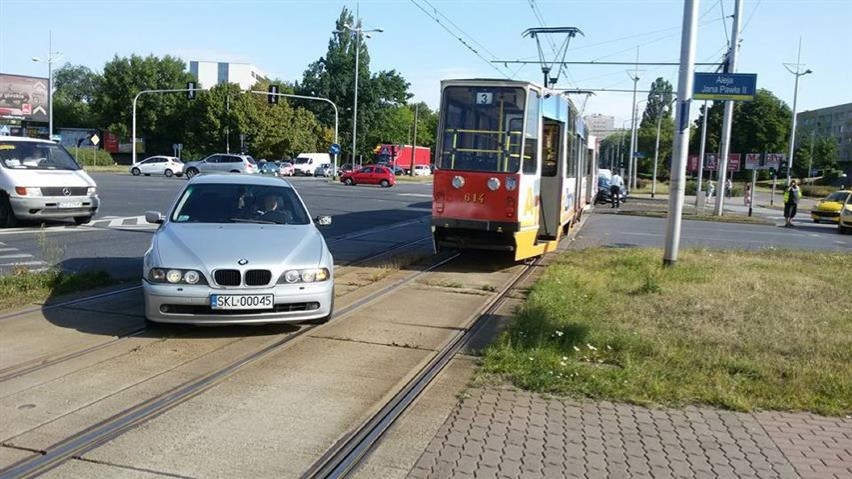 Zderzenie samochodu z tramwajem na skrzyżowaniu Armii Krajowej z aleją Jana Pawła II [ZDJĘCIA]