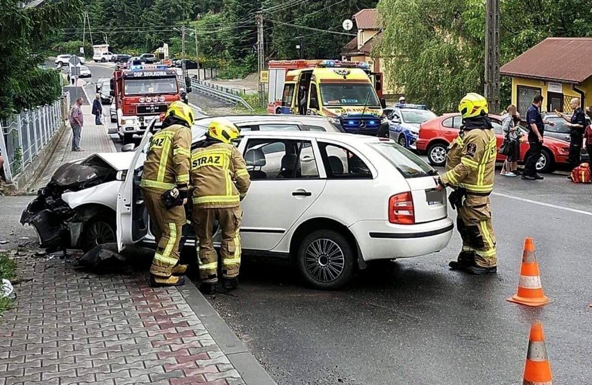 Groźny wypadek na drodze obok remizy OSP w Siołkowej. Dwie osoby w szpitalu