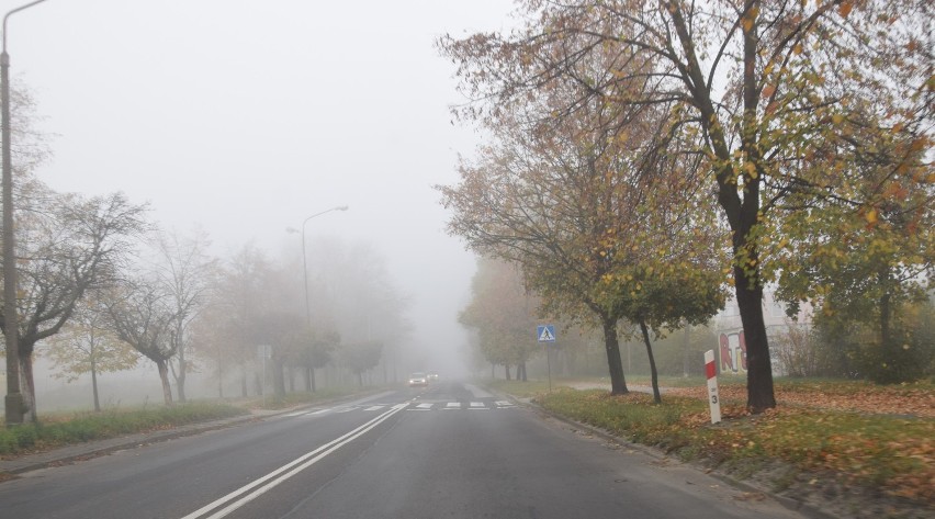 Mglisty poranek na ulicach w Zduńskiej Woli [zdjęcia]