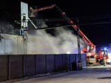 Pożar trocin i silosu w Kobylinie. Na miejscu działało 5 zastępów straży pożarnej [ZDJĘCIA]