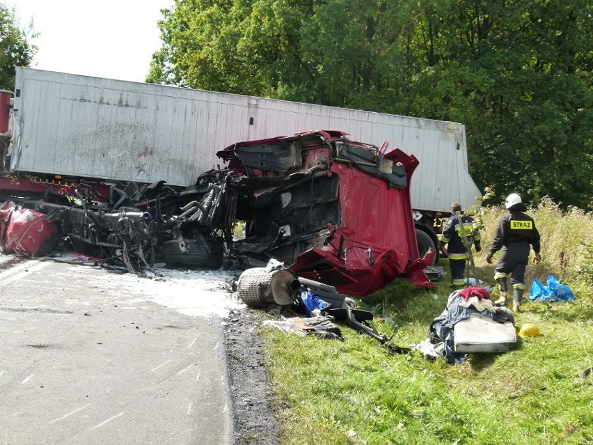 Wypadek w Podlesiu. Zderzenie czołowe dwóch tirów. Droga 483...