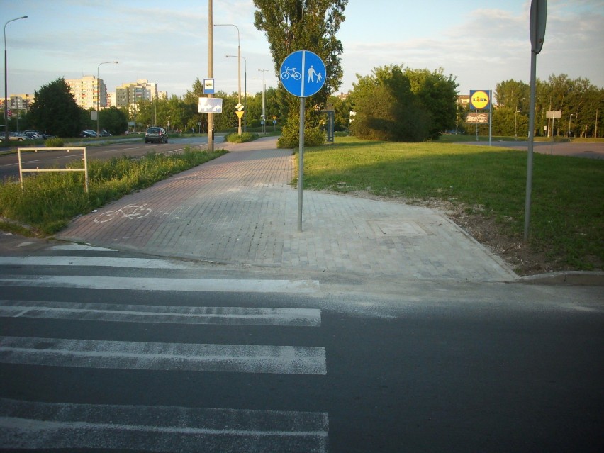 Przy Lidlu poszerzono chodnik, aby można było wymalować tu...