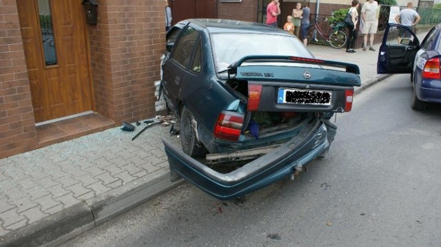 W Zdunach na ul. Wrocławskiej zderzyły się dwie osobówki. Opel wbił się w ścianę budynku mieszkalnego. Jego kierowca trafił do szpitala.

ZOBACZ WIĘCEJ: Zduny - Zderzenie aut na Wrocławskiej. Opel wbił się w ścianę [ZDJĘCIA]