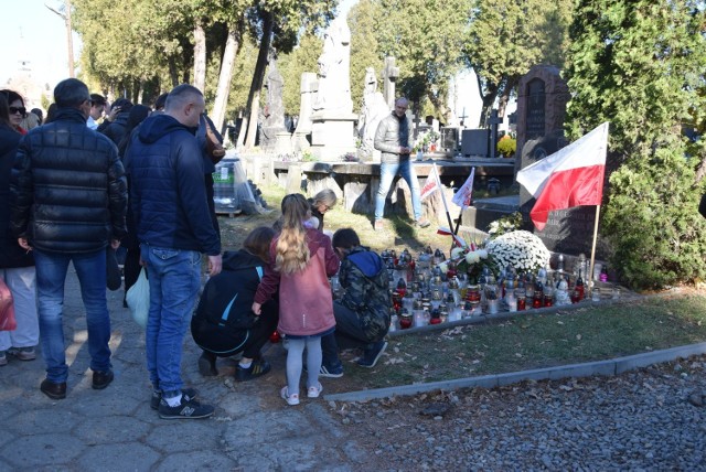 Zobacz kolejne zdjęcia. Przesuwaj zdjęcia w prawo - naciśnij strzałkę lub przycisk NASTĘPNE