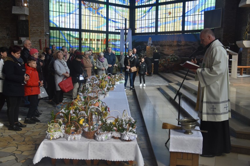 Wielkanoc 2022 w Rypinie. Tak wyglądało święcenie pokarmów w parafii św. Stanisława Kostki [zdjęcia]