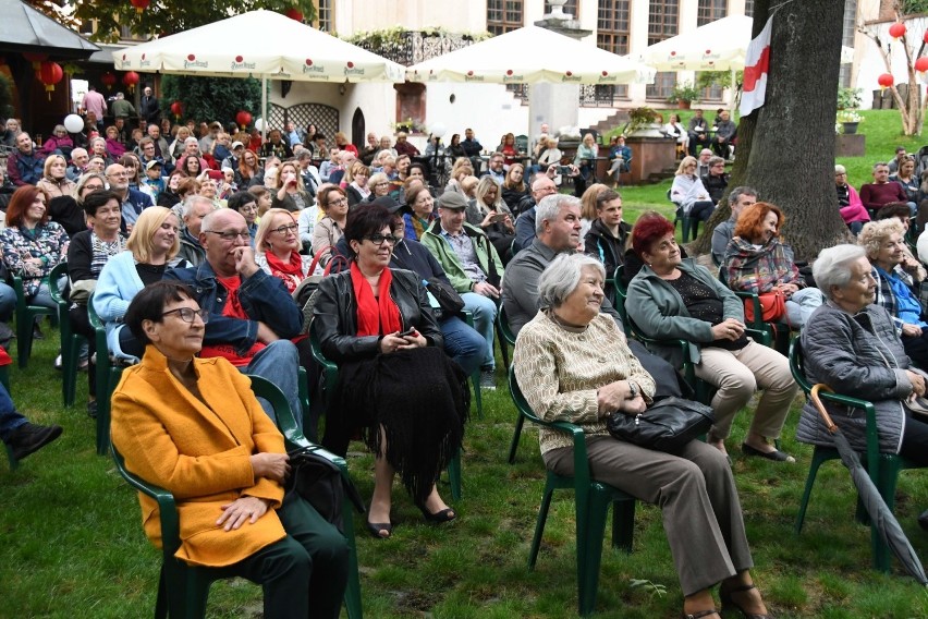 Kąśliwości Artura Andrusa rozbawiły publiczność w pałacyku Zielińskiego w Kielcach. Wyśmienicie śpiewał o Grecji i bocianach (WIDEO,ZDJĘCIA)