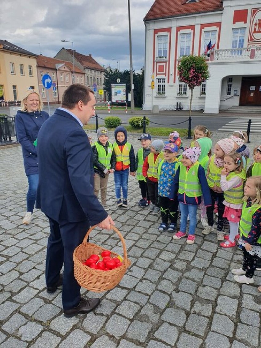 Gostyń. Dzieci z grupy „Słoneczka” z Przedszkola Miejskiego nr 2 odwiedziły burmistrza Gostynia [ZDJĘCIA]