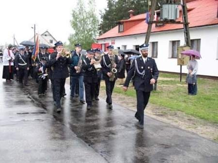 Uroczysta defilada w związku z otwarciem remizy OSP w Złym Mięsie. Pochód prowadzi Florian Łęgowski, naczelnik jednostki. Fot. Maria