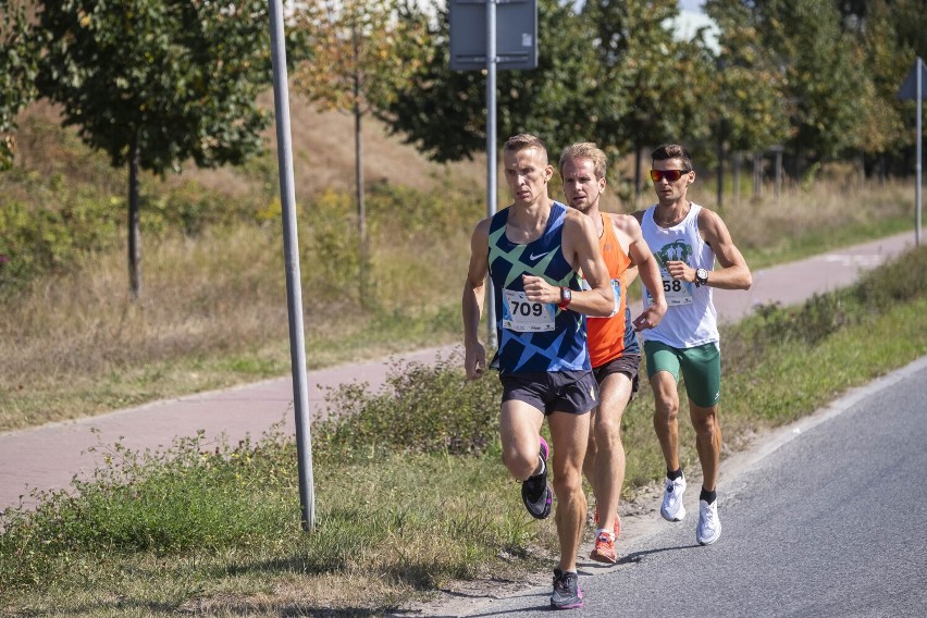 Bieg przez Most Warszawa 2022. Wydarzenie powróciło po pandemicznej przerwie. Setki zawodników pobiegło z Bielan na Białołękę