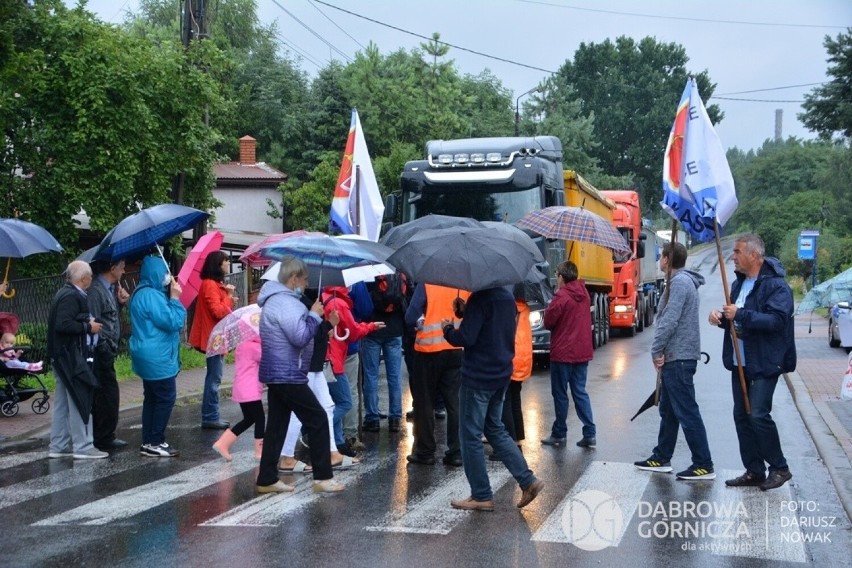 Mieszkańcy Strzemieszyc protestują przeciwko tirom na...