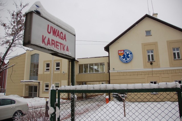 Intensywne opady śniegu mocno komplikują pracę pogotowia ratunkowego w Tarnowie