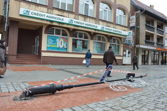 Na ulicy Staromiejskiej w Lęborku uszkodzeniu uległ jeden z słupów z lampą.