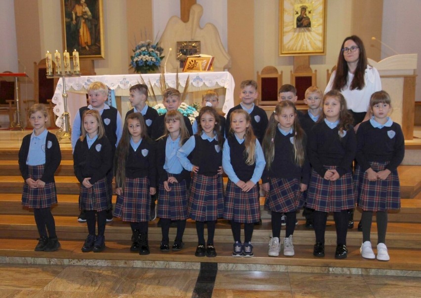 Pasowanie uczniów w szkole katolickiej w Chełmnie