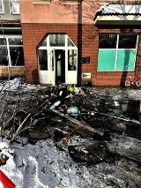 Pożar na Asnyka w Legnicy. Mieszkania są doszczętnie zniszczone. Policja ewakuowała niepełnosprawnego mężczyznę