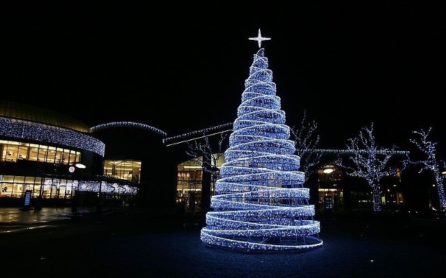 Nie tylko miasto ustawia świąteczne dekoracje. Na zdjęciu choinka przy centrum handlowym Magnolia