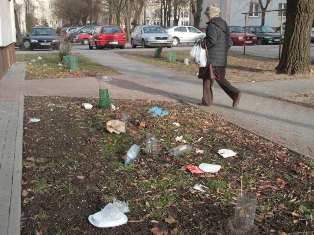 Śmieci leżą przed blokiem przy ulicy Wiśniowej w Kielcach. Mieszkańcy skarżą się, że ich nikt nie sprząta.