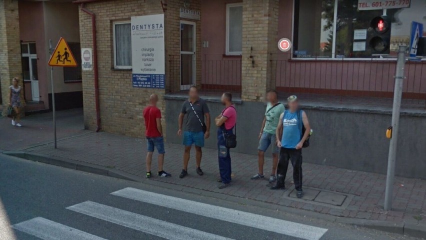 Moda na ulicach Wielunia. Stylizacje mieszkańców uchwycone przez Google Street View