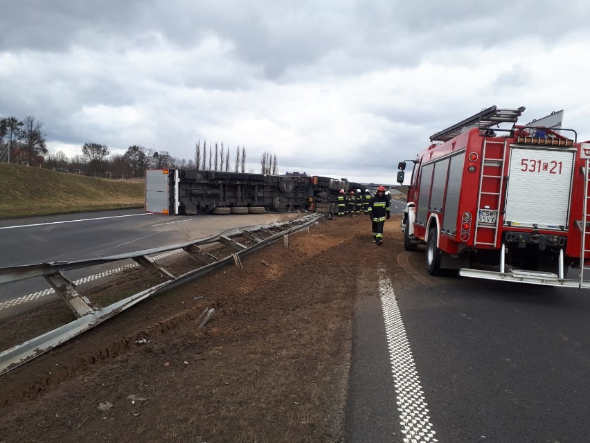 Na autostradzie A1 w okolicy Warlubia przewróciła się ciężarówka. Były duże utrudnienia