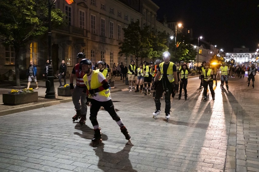 Nightskating w Warszawie 2022. Rolkarze znów opanowali miasto. Tak wyglądała nocna jazda