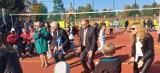 Boisko wielofunkcyjne przy PSP 1 w Grodkowie oficjalnie otwarte. Dzieci uświetniły uroczystość pierwszy meczem [ZDJĘCIA]
