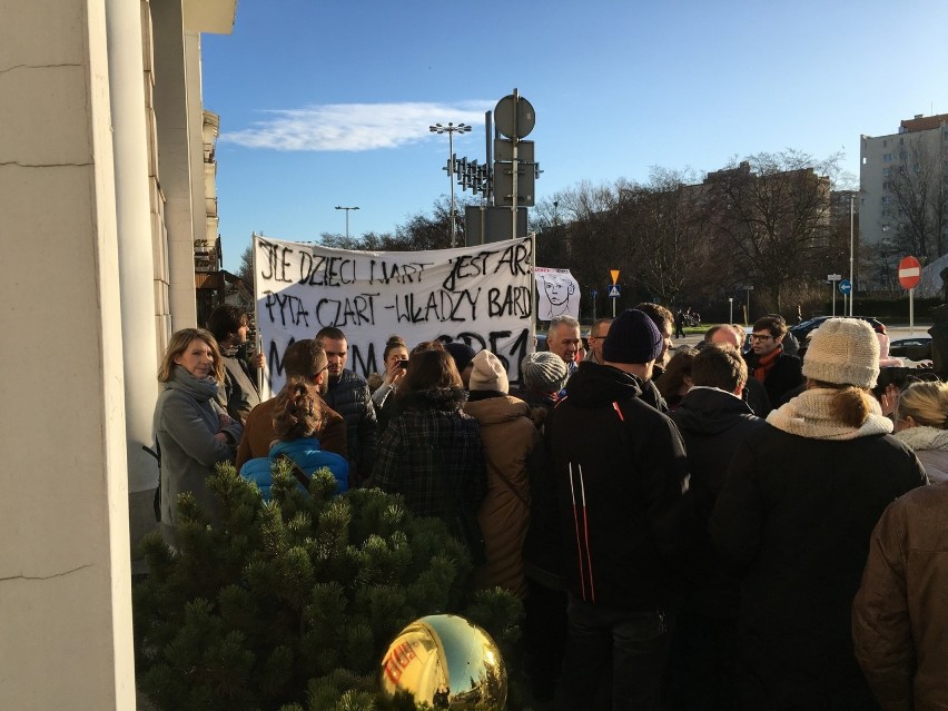 Protest przeciwko likwidacji SP nr 51 w Gdyni