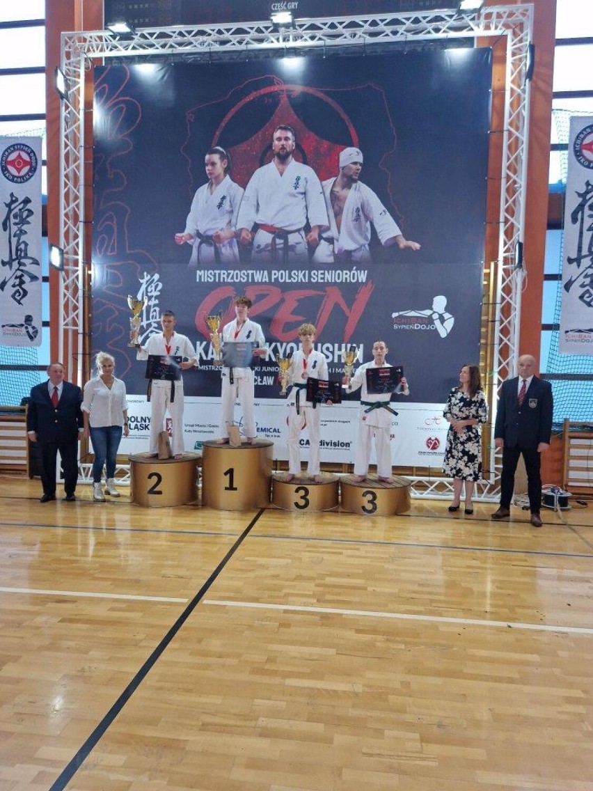 Reprezentanci Dąbrowskiego Klubu Karate podczas Mistrzostw...