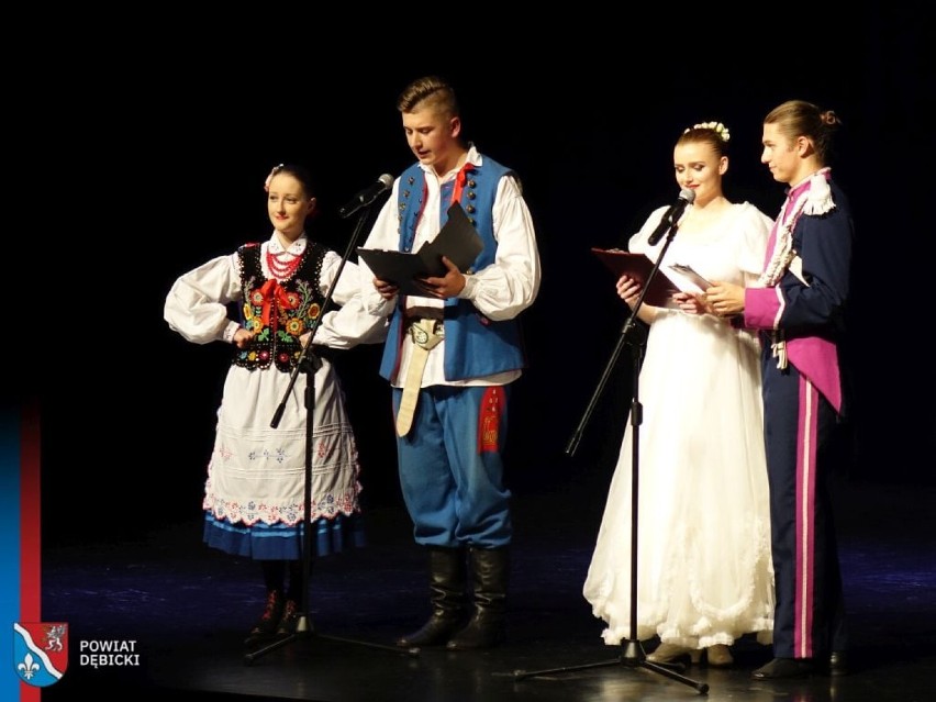 Spotkanie z folklorem w Dębicy. Dębiczanie i rzeszowiacy zatańczyli na scenie DK MORS. Zobaczcie zdjęcia!