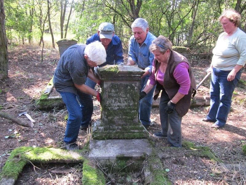 Posprzątali cmentarz po osadnikach olęderskich