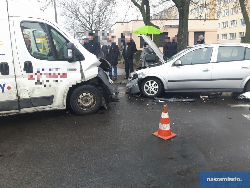 Wypadek na skrzyżowaniu ulic Żytnia - Barska we Włocławku [wideo, zdjęcia]