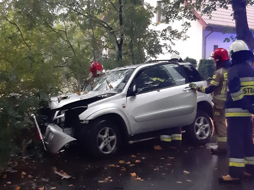 Miodary: Kierowca samochodu uderzył w drzewo 