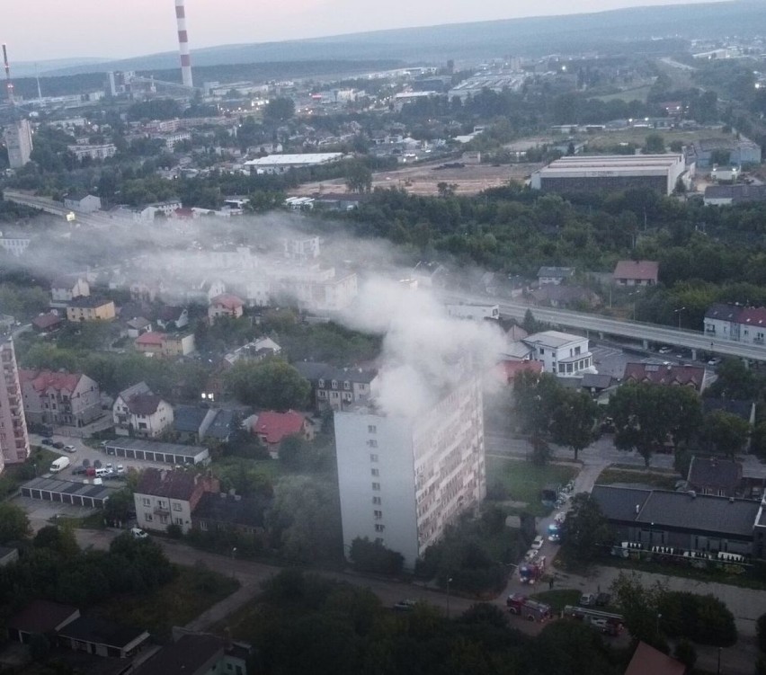 Kolejny pożar mieszkania w słynnym wieżowcu przy Młodej 4 w Kielcach. Akcja straży pożarnej. Zobacz film 