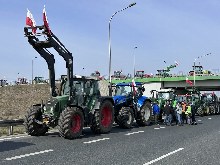 Blisko 1000 ciągników rolniczych zablokowało wjazd na drogę...