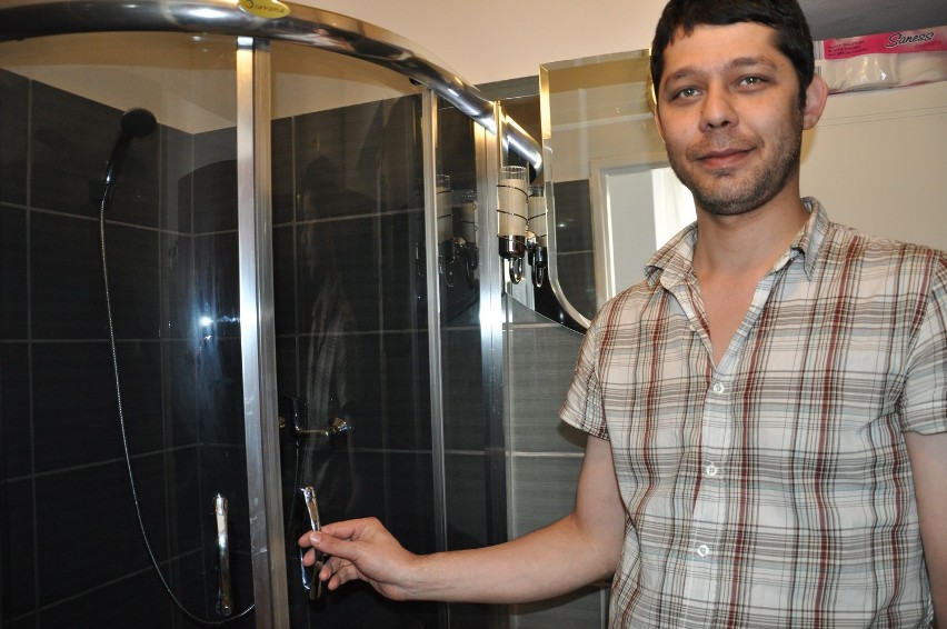 Zdzisław Terlecki i jego nowoczesna kabina prysznicowa.