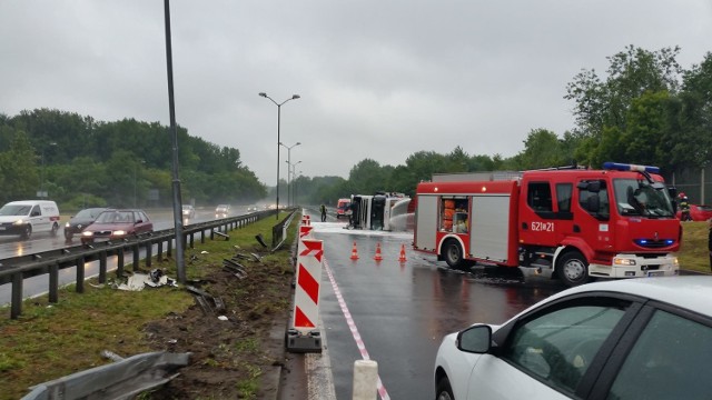 Na DTŚ wywróciła się ciężarówka, która całkowicie zatarasowała jezdnię DTŚ. 

Do zdarzenia doszło w rejonie zjazdu z DTŚ na Świętochłowice. Ciężarówka wywróciła się na jezdni w kierunku Rudy Śląskiej. DTŚ w tym miejscu jest obecnie całkowicie zablokowana. Ruch w stronę Rudy Śl. możliwy jest tylko przy wykorzystaniu zjazdu na Świętochłowice i zjazdu ze Świętochłowic na DTŚ.