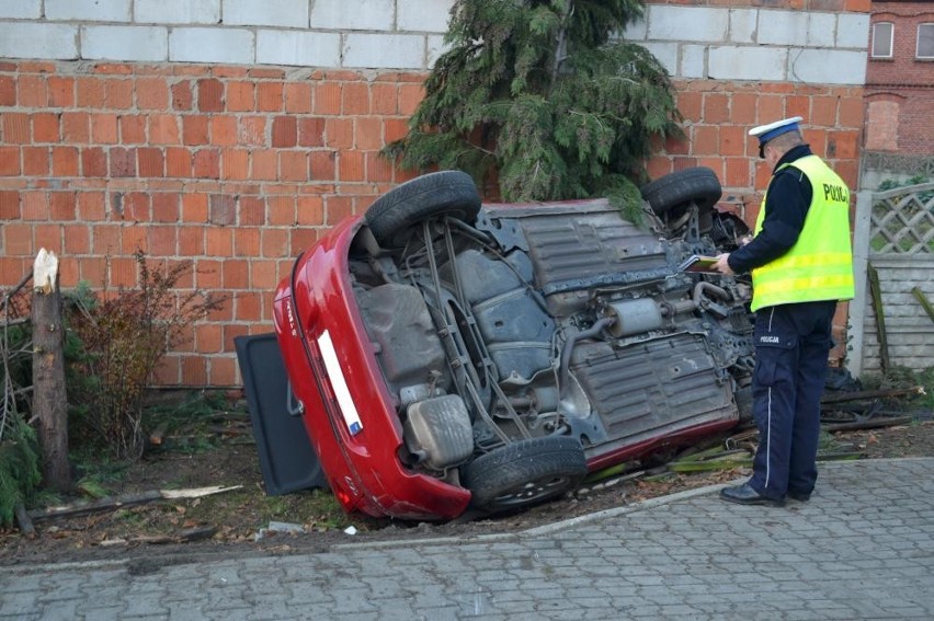 Cztery osoby ranne w wypadku w Ligocie. Mieszkaniec powiatu pleszewskiego wbił się w ścianę ZDJĘCIA