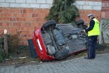 Cztery osoby ranne w wypadku w Ligocie. Mieszkaniec powiatu pleszewskiego wbił się w ścianę ZDJĘCIA