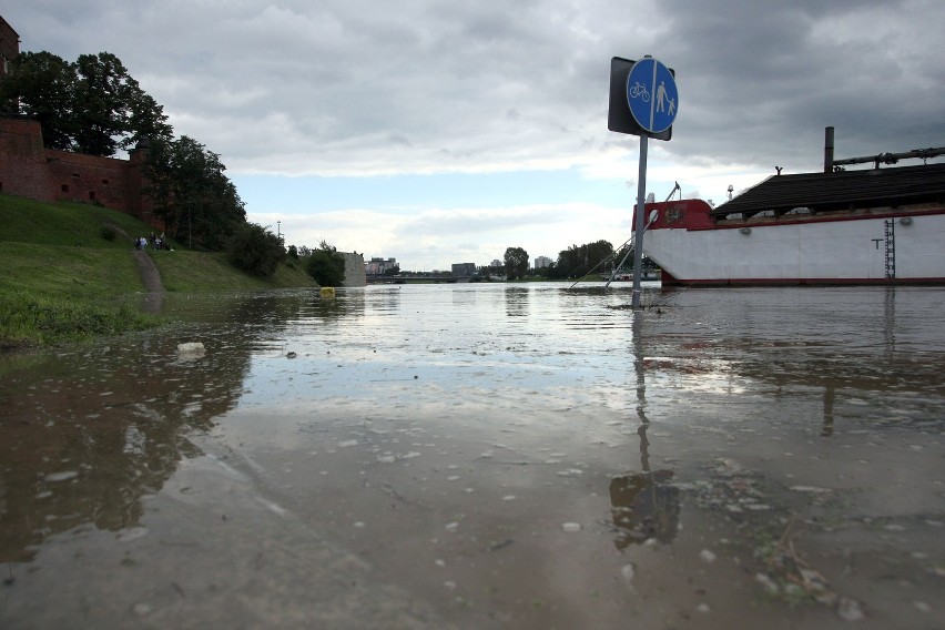 Krakowskie Bulwary zalane: zobacz najnowsze zdjęcia